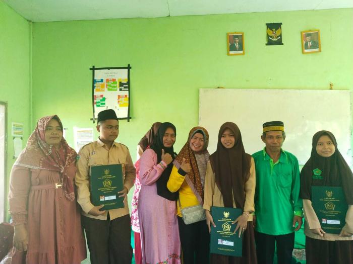 MTsN 2 Tanjung Jabung Timur Laksanakan Penerimaan Raport : Penuh Antusias dan Kejutan MTsN 2 Tanjung Jabung Timur Laksanakan Penerimaan Raport : Penuh Antusias dan Kejutan