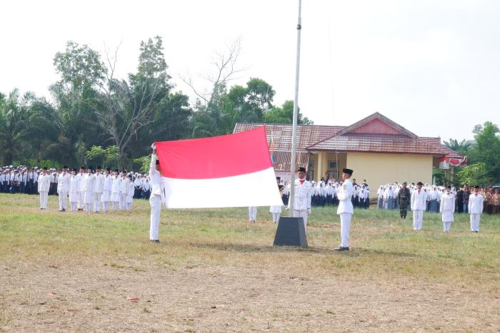 MTsN 2 Tanjab Timur ikut Meriahkan Upacara HUT RI ke-78 dengan Semangat Nasionalisme dan Kebhinekaan MTsN 2 Tanjab Timur ikut Meriahkan Upacara HUT RI ke-78 dengan Semangat Nasionalisme dan Kebhinekaan