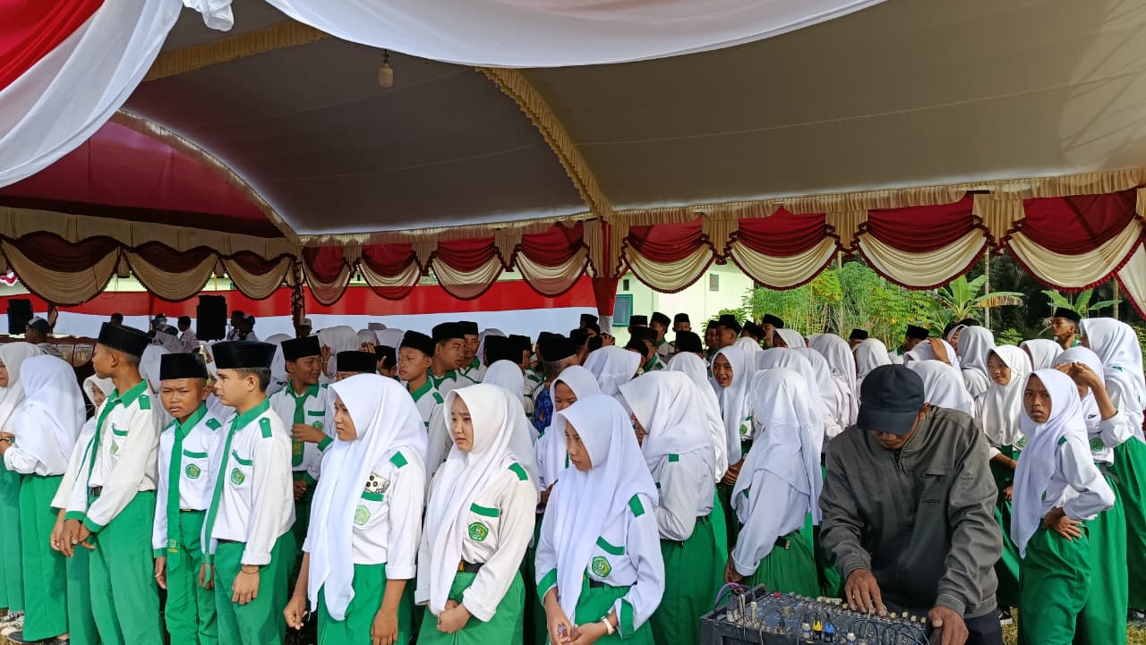 MTsN 2 Tanjung Jabung Timur Dipercaya Sebagai Pengiring Lagu Nasional pada Upacara HUT RI ke-80 di Kecamatan Rantau Rasau