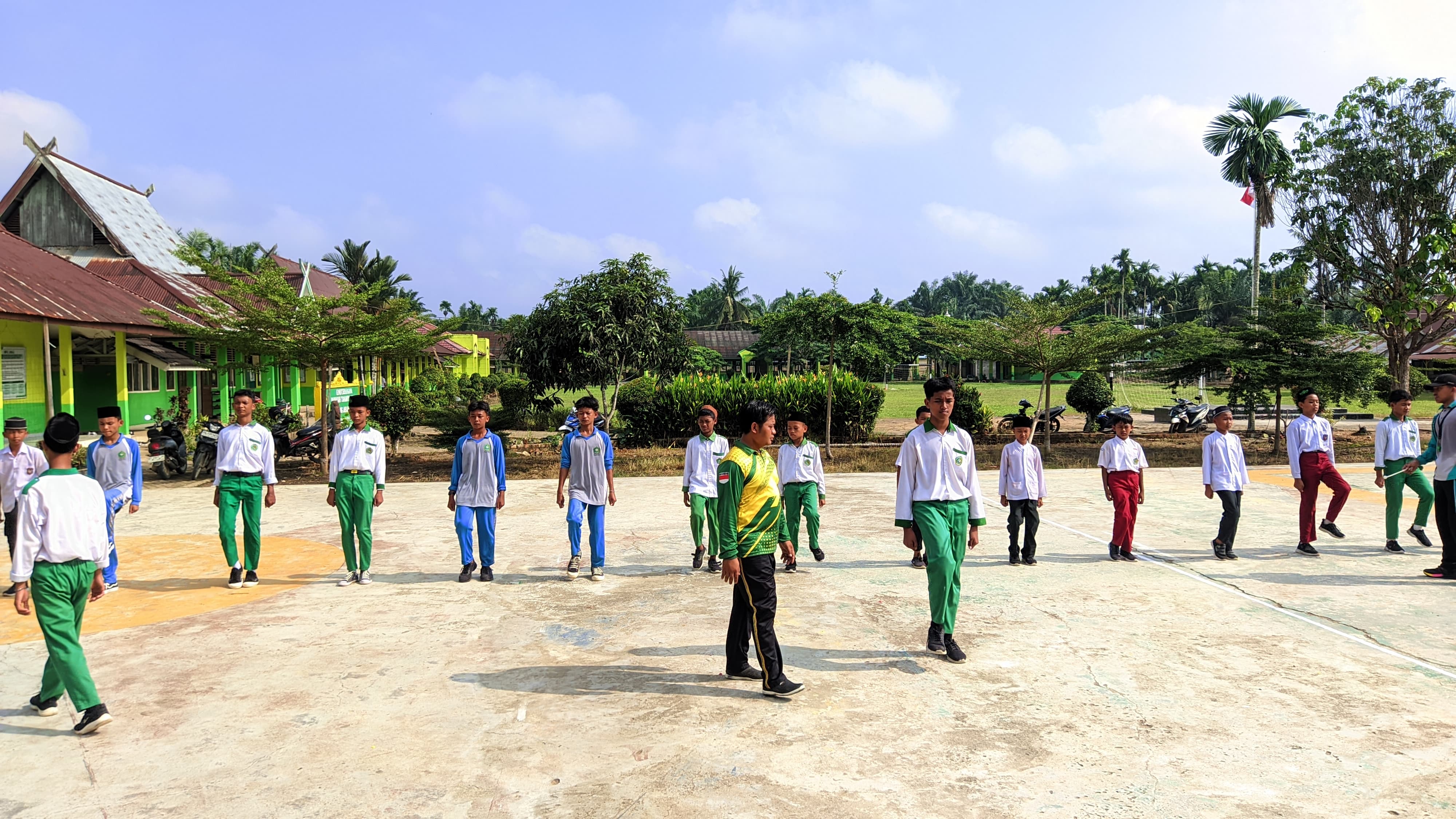 Semangat Latihan LKBB, Siswa MTsN 2 Tanjung Jabung Timur Siap Harumkan Nama Madrasah di Ajang HUT RI ke-80