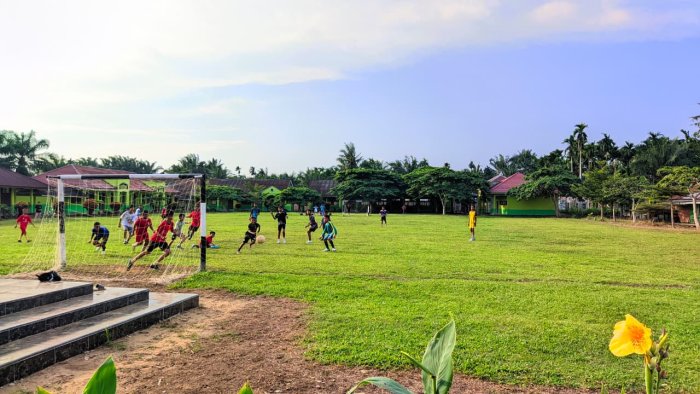 Bangun Semangat Sportif, MTsN 2 Tanjung Jabung Timur Gelar Ekstrakurikuler Bola Kaki dan Voli Setiap Kamis Sore Bangun Semangat Sportif, MTsN 2 Tanjung Jabung Timur Gelar Ekstrakurikuler Bola Kaki dan Voli Setiap Kamis Sore