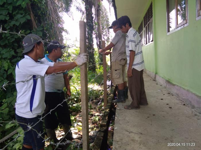 Gotong Royong Membenahi Lingkungan Madrasah