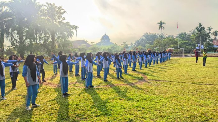 Sabtu Bukan Hari Malas! MTsN 2 Tanjung Jabung Timur Bangkitkan Semangat Lewat Senam Pagi Bersama Sabtu Bukan Hari Malas! MTsN 2 Tanjung Jabung Timur Bangkitkan Semangat Lewat Senam Pagi Bersama