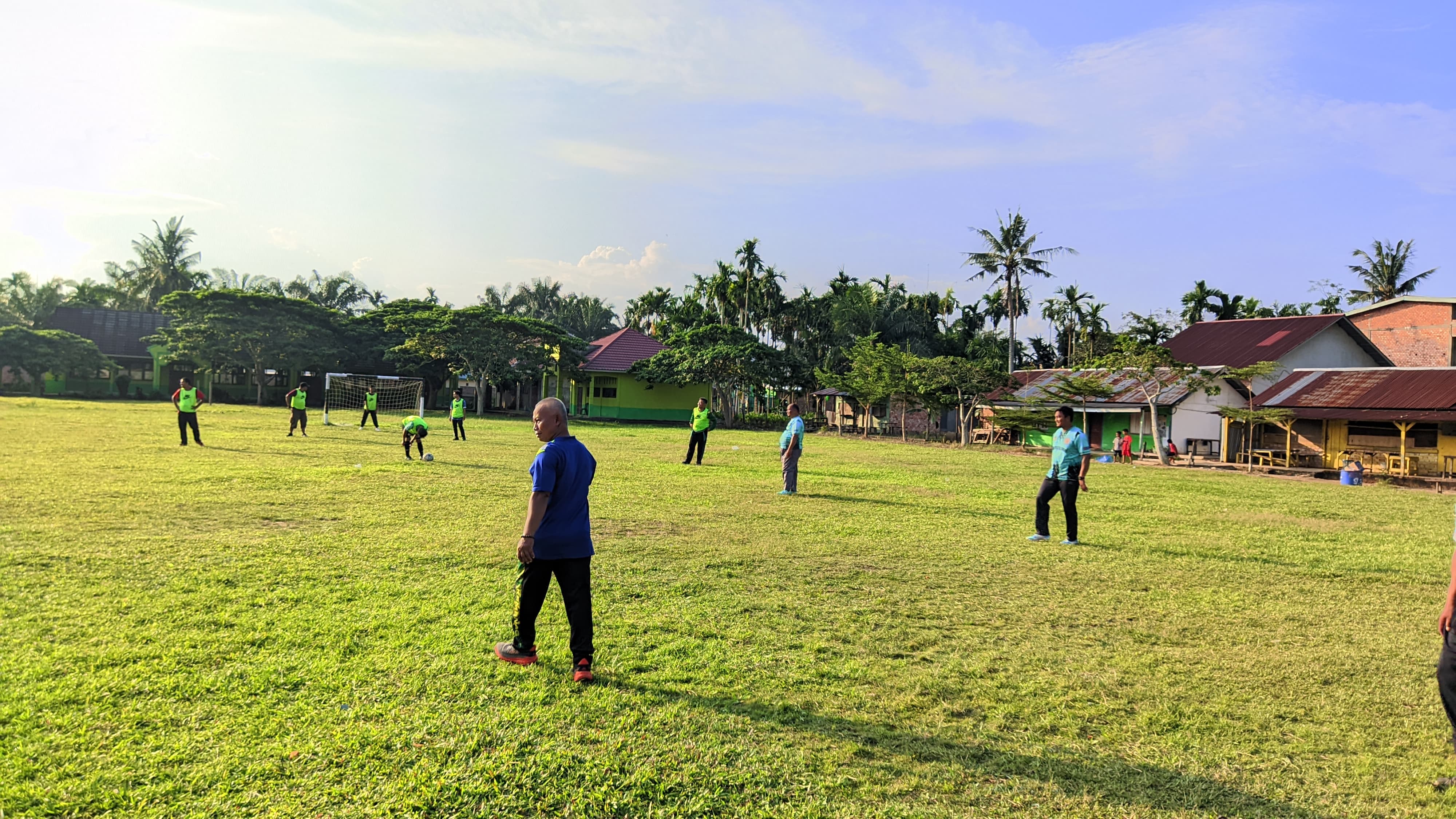 Guru KKM Terpadu Bandar Jaya Gelar Olahraga Sepak Bola Bersama di MTsN 2 Tanjung Jabung Timur Guru KKM Terpadu Bandar Jaya Gelar Olahraga Sepak Bola Bersama di MTsN 2 Tanjung Jabung Timur