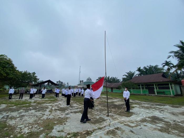 Upacara peringatan detik-detik Proklamasi Kemerdekaan Republik Indonesia dalam rangka HUT ke-76 RI 