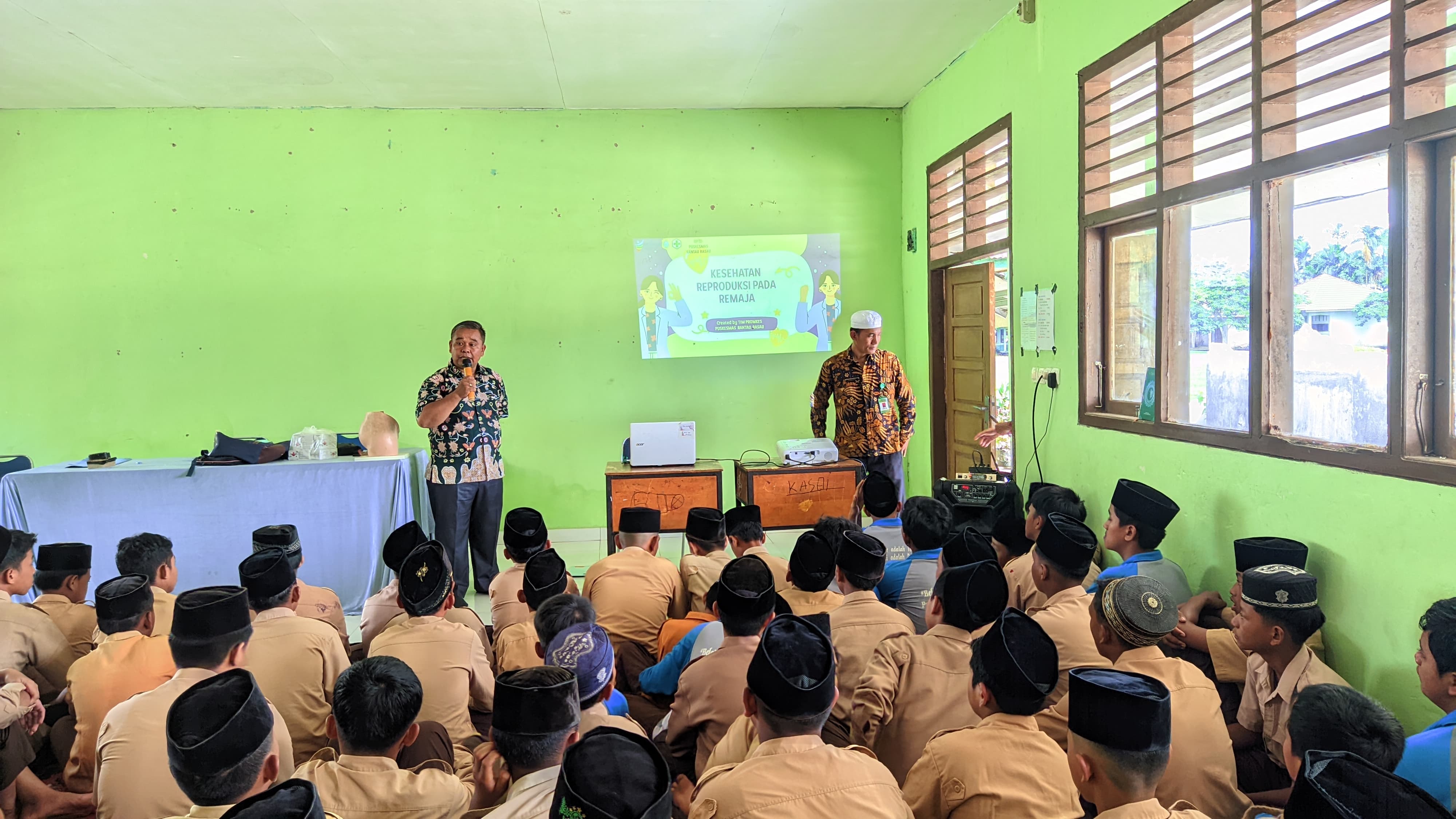 Edukasi Sejak Dini: Puskesmas Rantau Rasau Sosialisasikan Kesehatan Reproduksi Remaja di MTsN 2 Tanjung Jabung Timur