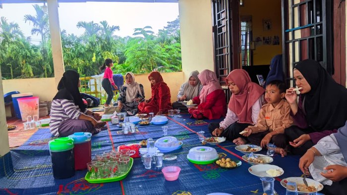 Wujud Rasa Syukur, Guru MTsN 2 Tanjab Timur Gelar Makan Siang Bersama