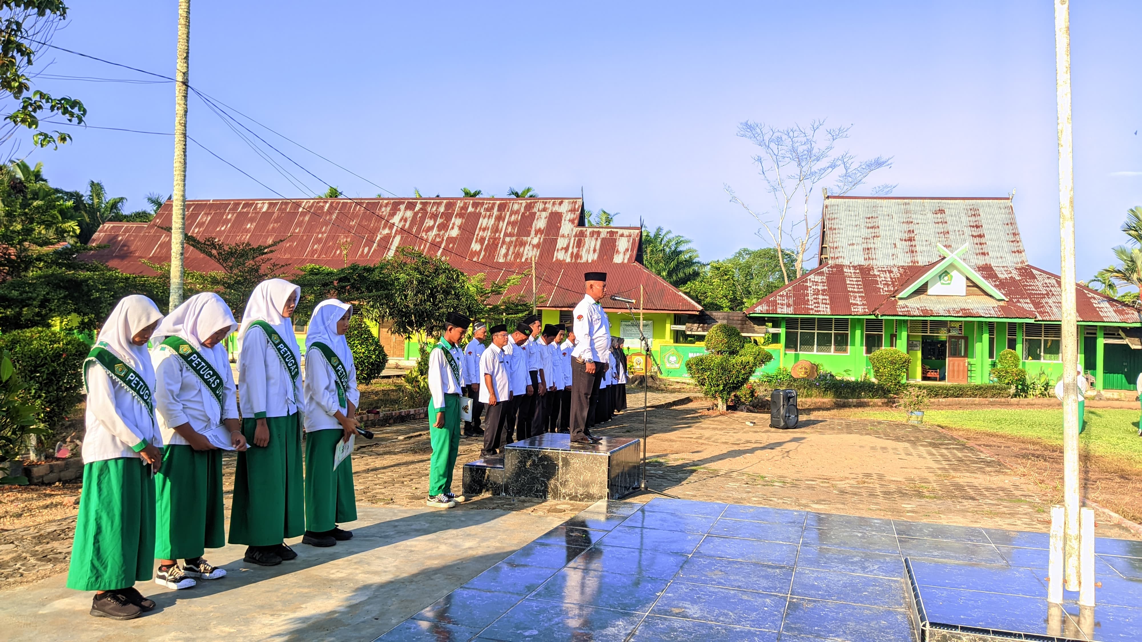 Disiplin dan Bersih, Kunci Sukses Siswa – Pesan Waka Kurikulum Saat Upacara Disiplin dan Bersih, Kunci Sukses Siswa – Pesan Waka Kurikulum Saat Upacara
