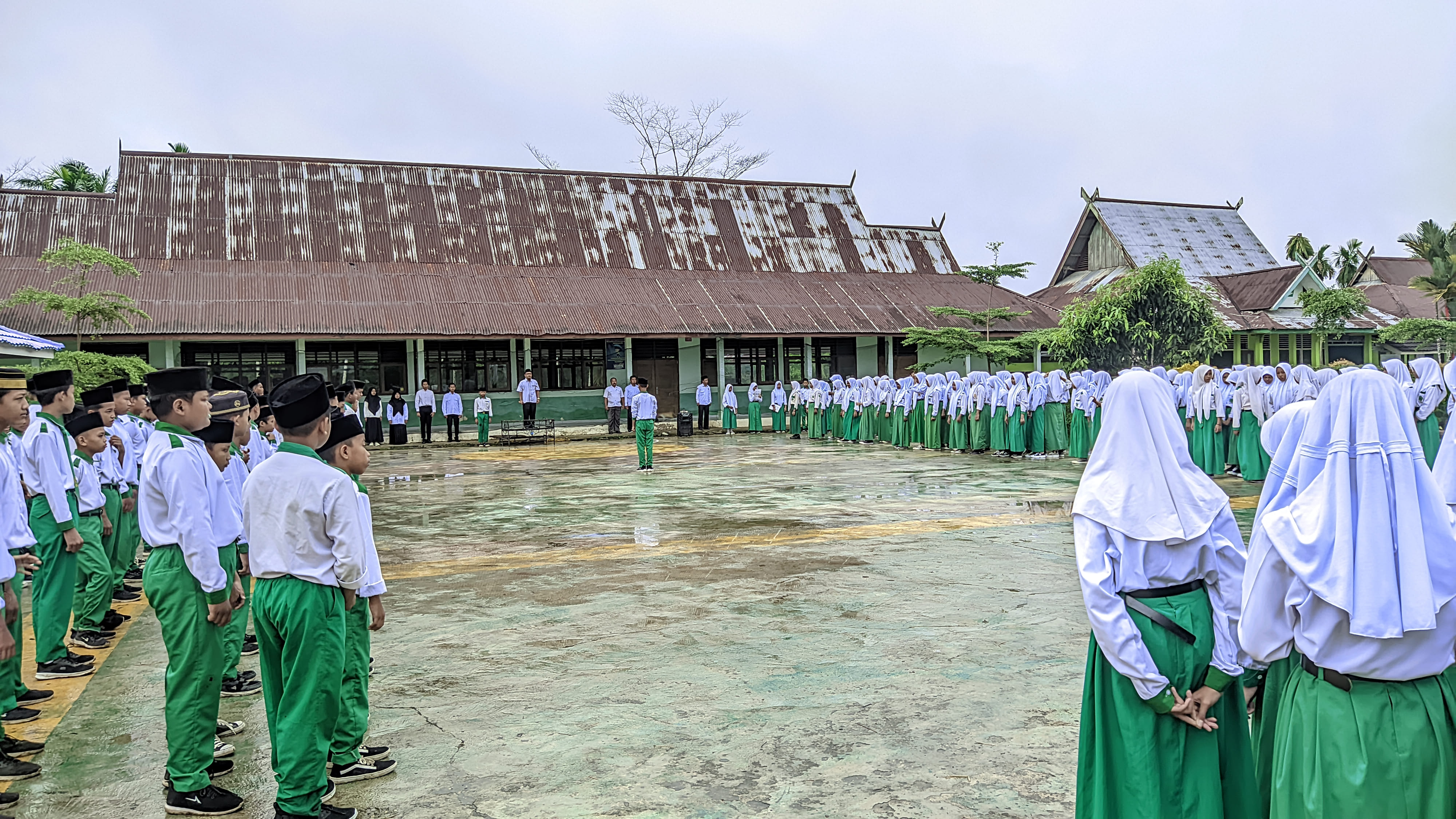 Disiplin Kunci Sukses: Kepala MTsN 2 Tanjung Jabung Timur Motivasi Siswa dalam Apel Pagi