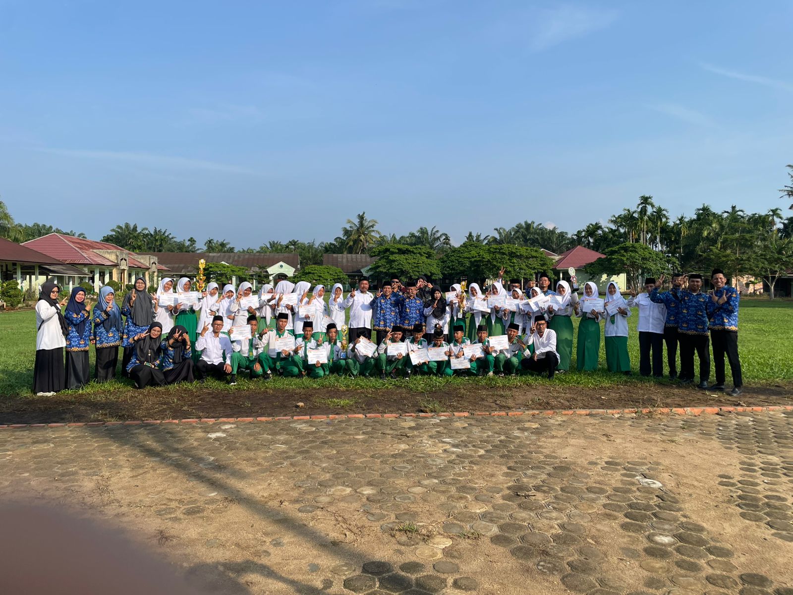Pembagian Hadiah Juara Aksioma dan LCC di Lapangan MTsN 2 Tanjung Jabung Timur