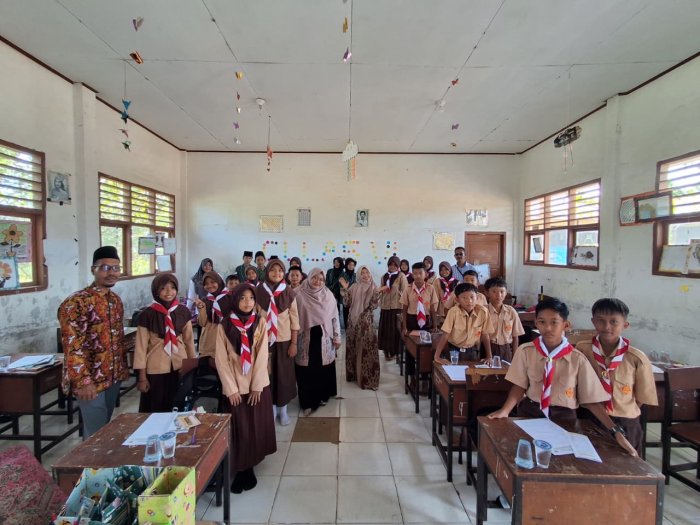 Gebrakan Hari Pertama! OSIM Ambil Peran Utama Sosialisasi PMBM di Dua Sekolah