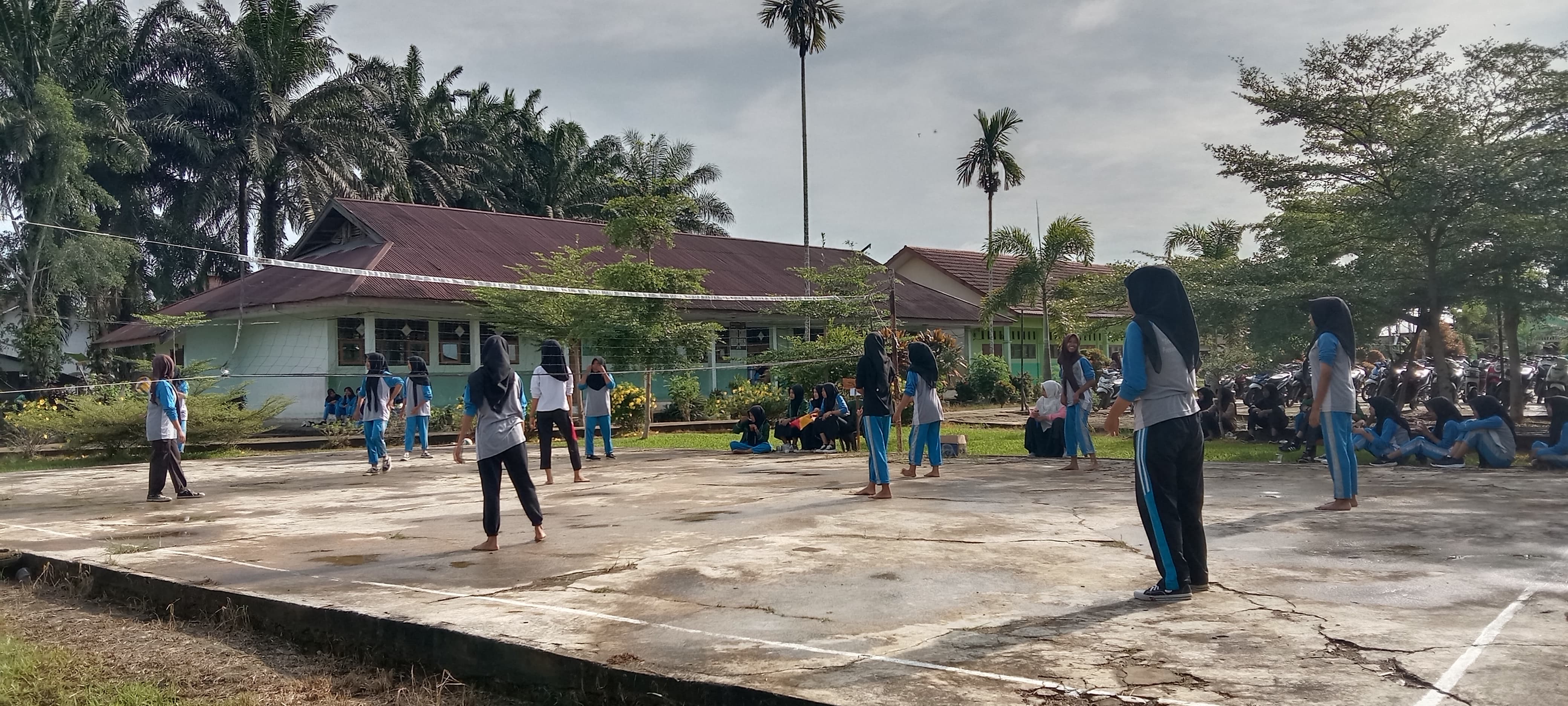 Puncak Persaingan di Hari Ketiga Class Meeting: Final Futsal Putra dan Voli Putri Tampilkan Laga Seru dan Menegangkan Puncak Persaingan di Hari Ketiga Class Meeting: Final Futsal Putra dan Voli Putri Tampilkan Laga Seru dan Menegangkan