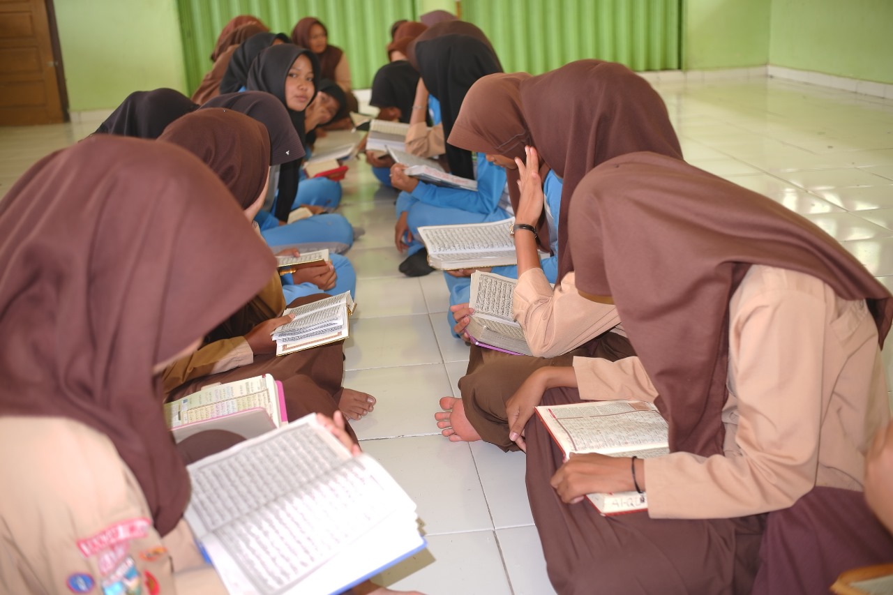 Bimbingan Baca Al-Qur'an di MTsN 2 Tanjung Jabung Timur, Tingkatkan Kemampuan dan Pemahaman Siswa
