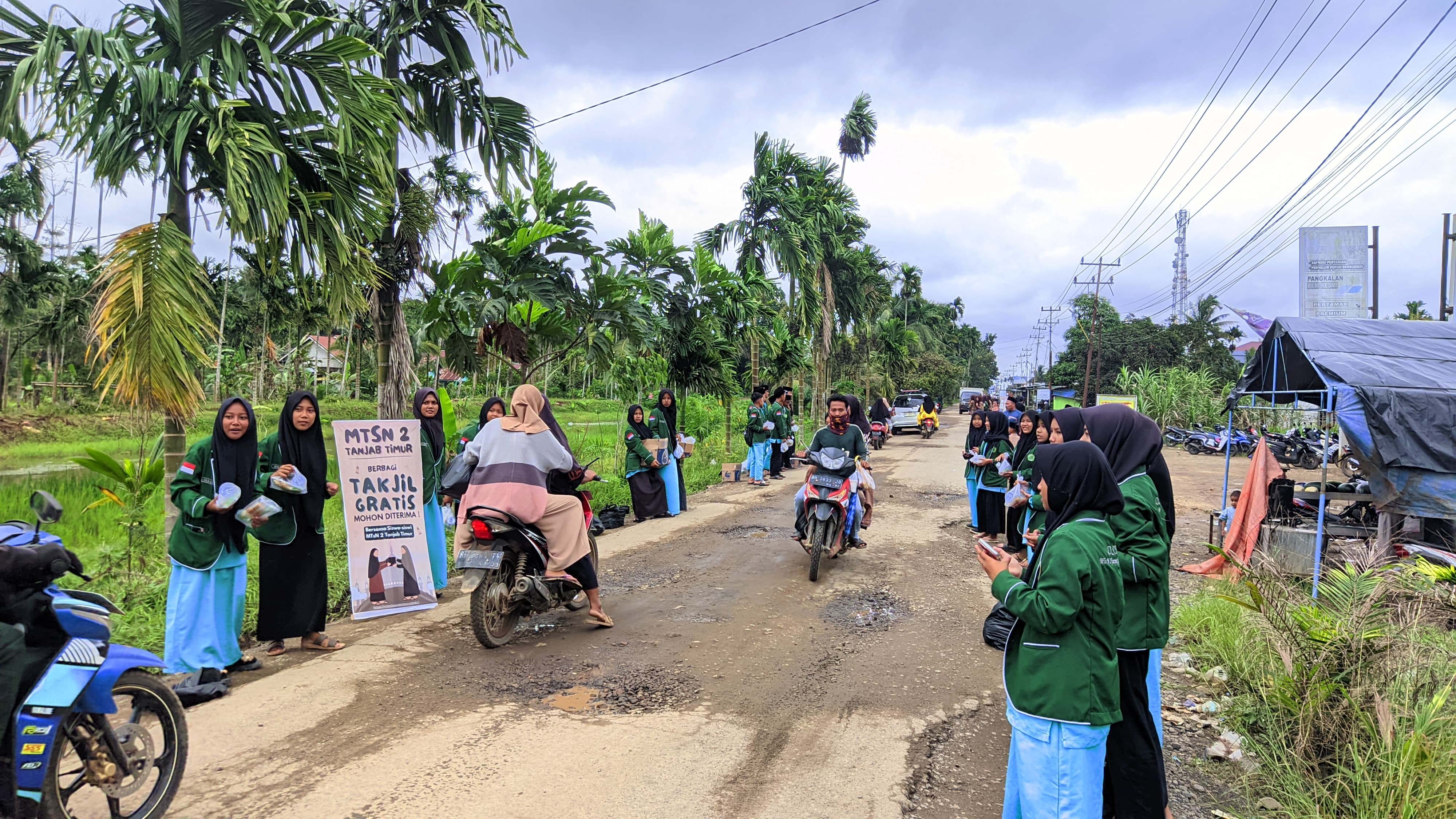 MTsN 2 Tanjung Jabung Timur Bagikan 450 Paket Takjil Gratis di Bulan Ramadan MTsN 2 Tanjung Jabung Timur Bagikan 450 Paket Takjil Gratis di Bulan Ramadan