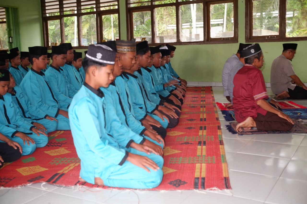 Sholat Dhuha Berjamaah dan Pembacaan Yasin-Tahlil, MTsN 2 Tanjung Jabung Timur Bangun Karakter Spiritual Siswa