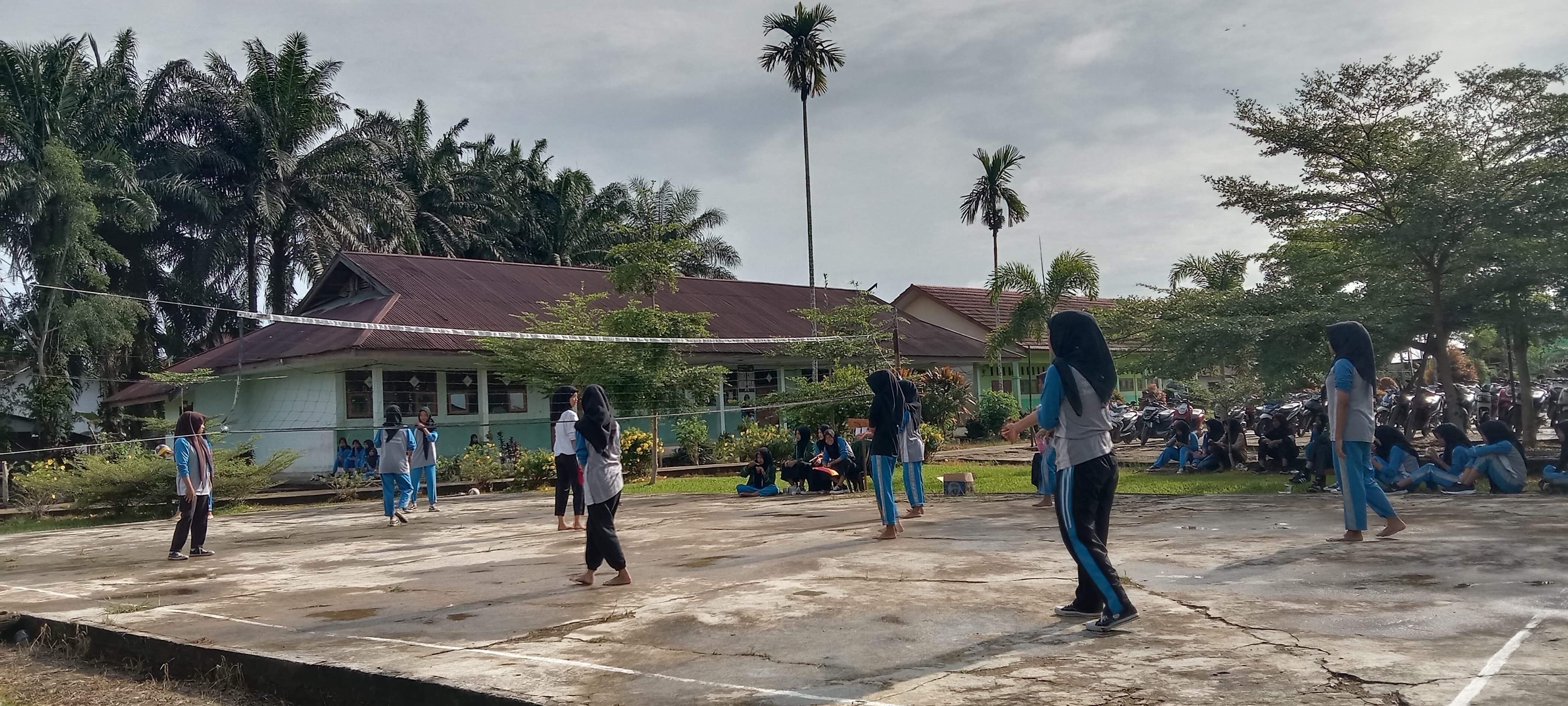 Hari Kedua Class Meeting: Ketegangan Meningkat di Babak Penyisihan dan Semi Final Futsal Putra & Voli Putri Hari Kedua Class Meeting: Ketegangan Meningkat di Babak Penyisihan dan Semi Final Futsal Putra & Voli Putri
