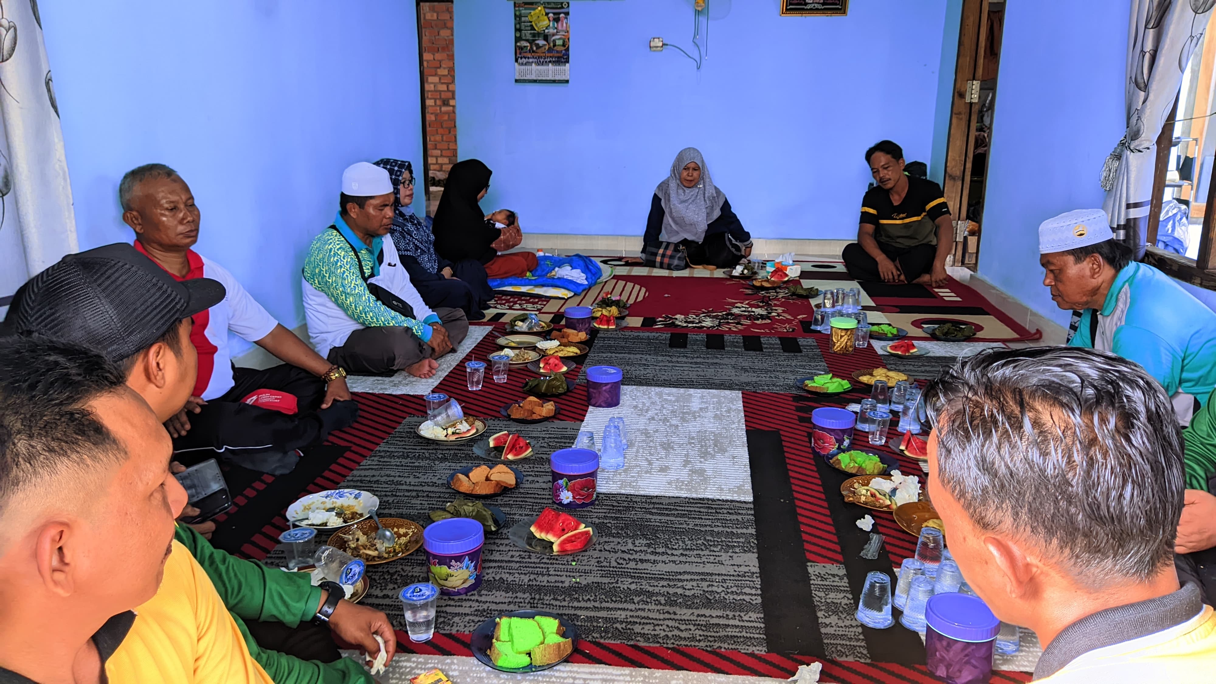 Silaturahmi dan Doa Bersama, Keluarga Besar MTsN 2 Tanjung Jabung Timur Kunjungi Rumah Staf yang Baru Dikaruniai Anak Silaturahmi dan Doa Bersama, Keluarga Besar MTsN 2 Tanjung Jabung Timur Kunjungi Rumah Staf yang Baru Dikaruniai Anak