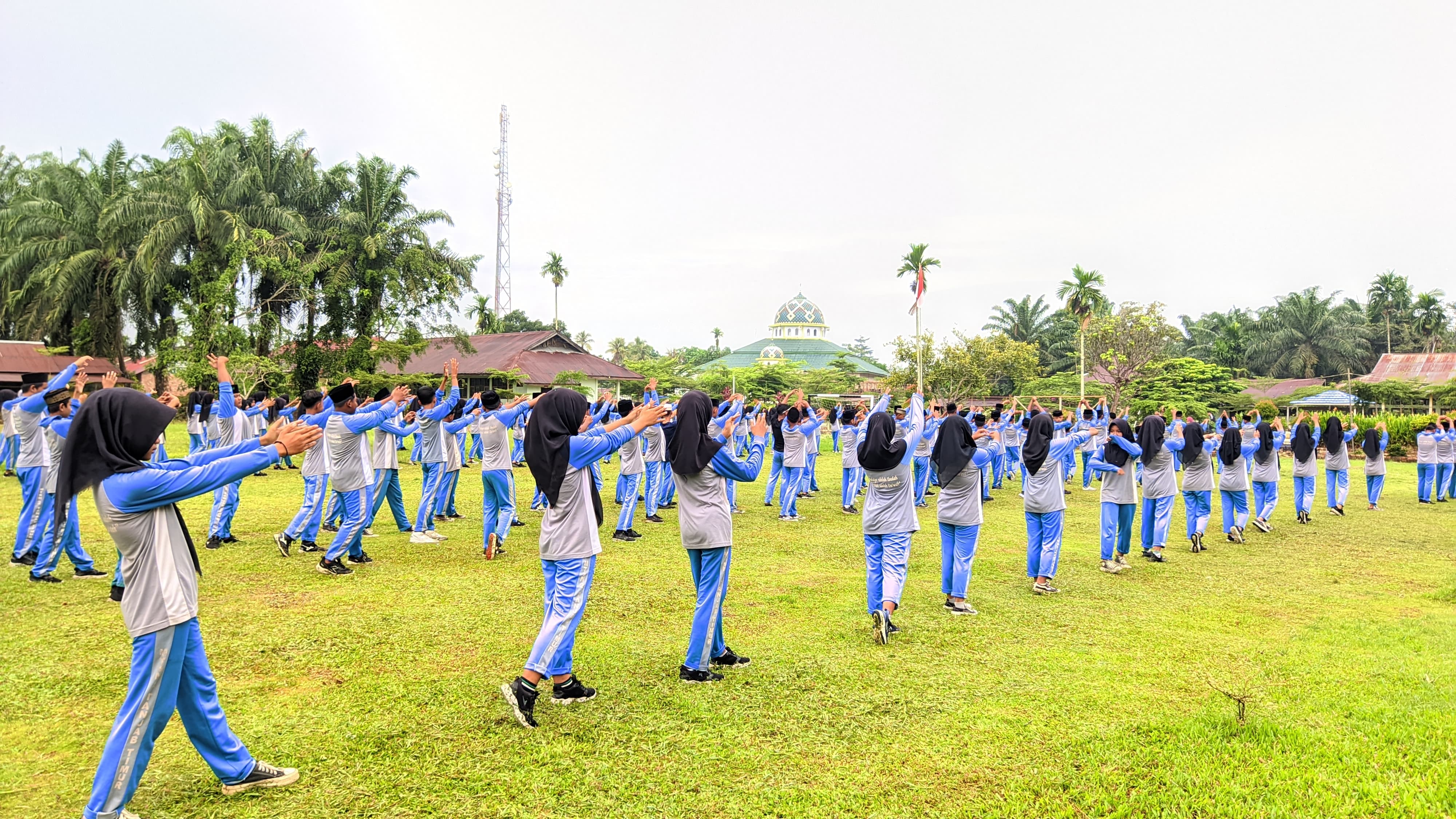 Semangat Sehat! Siswa MTsN 2 Tanjung Jabung Timur Meriahkan Senam Pagi Bersama Semangat Sehat! Siswa MTsN 2 Tanjung Jabung Timur Meriahkan Senam Pagi Bersama