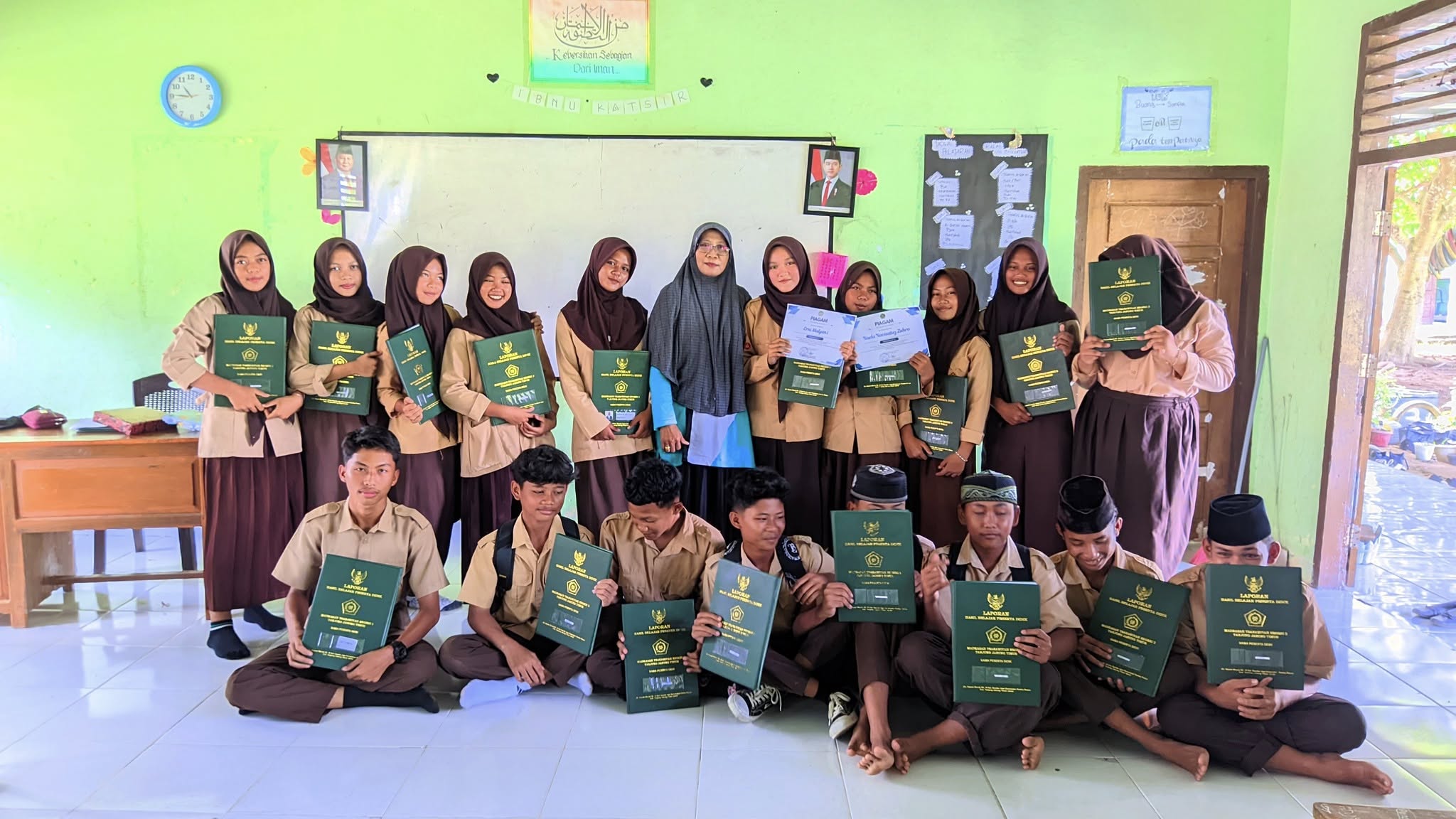 PENERIMAAN RAPOR SEMESTER GENAP 2024/2025 BERLANGSUNG TERTIB DAN KHIDMAT DI MTsN 2 TANJUNG JABUNG TIMUR PENERIMAAN RAPOR SEMESTER GENAP 2024/2025 BERLANGSUNG TERTIB DAN KHIDMAT DI MTsN 2 TANJUNG JABUNG TIMUR