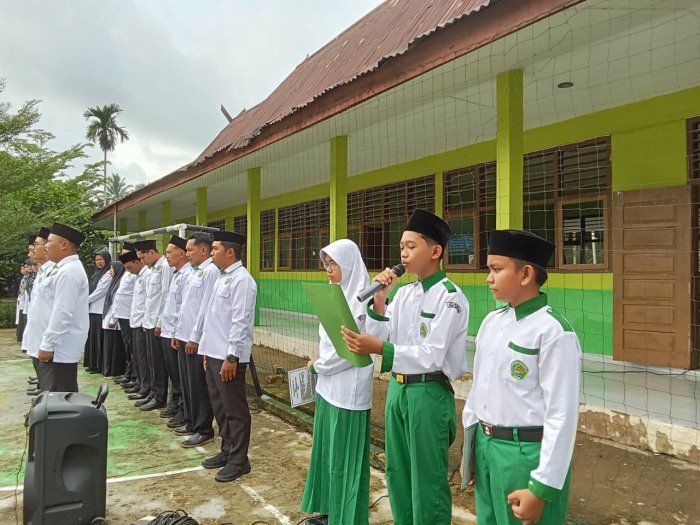 Semangat Baru di Awal Semester, MTsN 2 Tanjung Jabung Timur Gelar Apel Pagi Perdana Semangat Baru di Awal Semester, MTsN 2 Tanjung Jabung Timur Gelar Apel Pagi Perdana