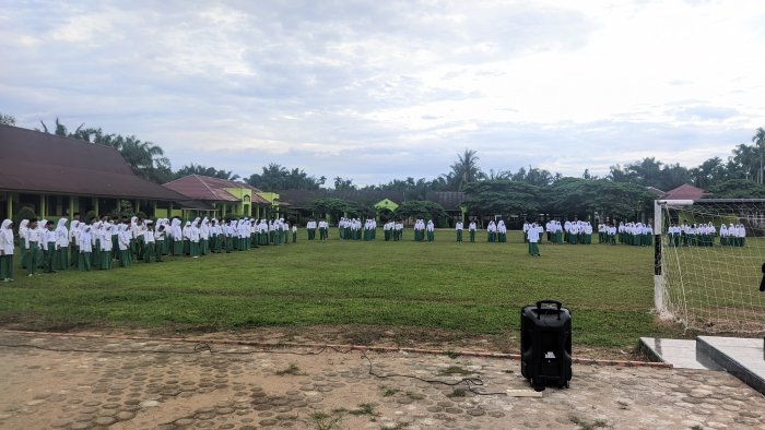 Membangun Karakter Siswa Melalui Upacara Bendera Senin Pagi di MTsN 2 Tanjung Jabung Timur Membangun Karakter Siswa Melalui Upacara Bendera Senin Pagi di MTsN 2 Tanjung Jabung Timur