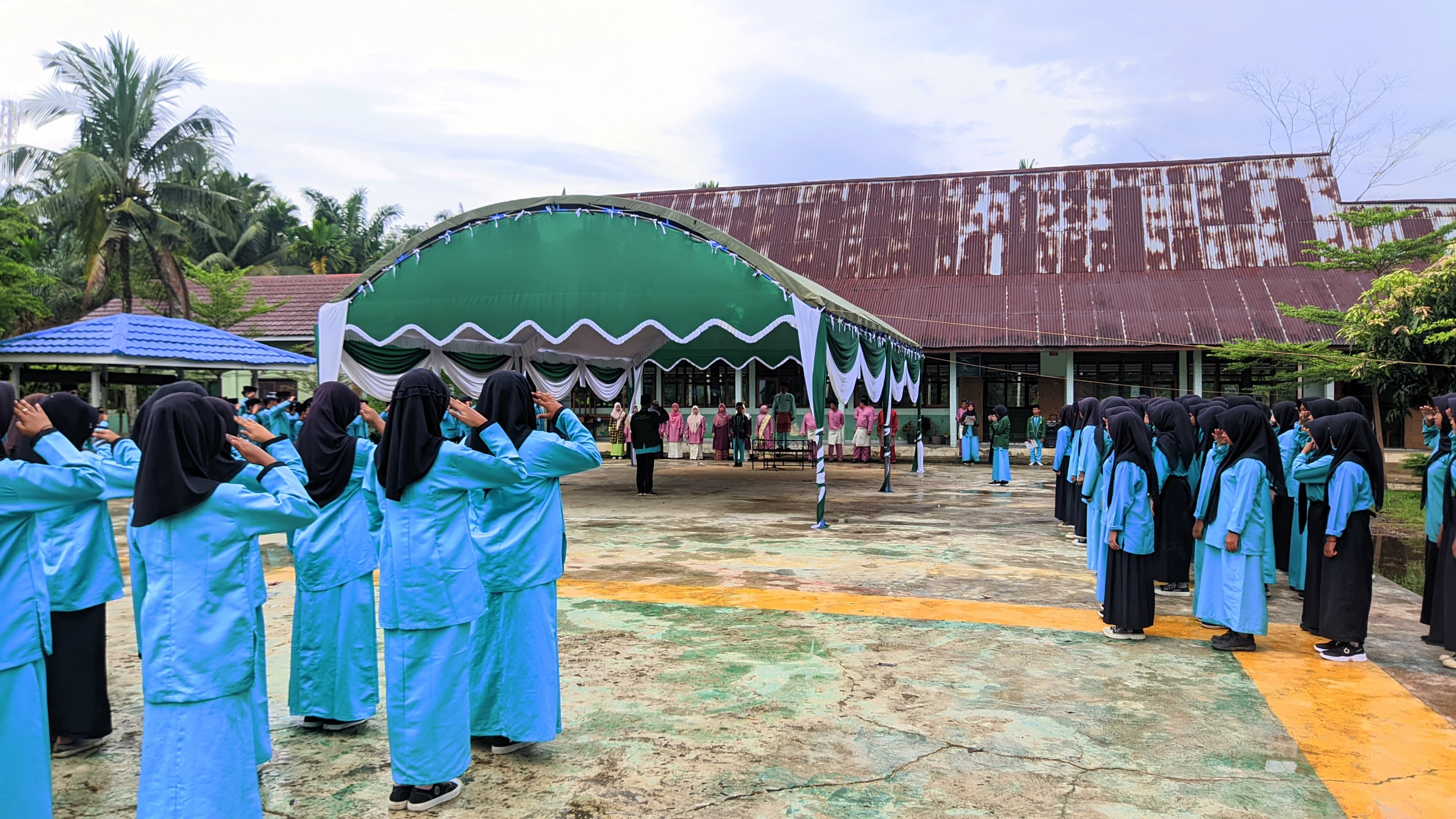 Upacara Hardiknas 2025 di MTsN 2 Tanjung Jabung Timur Berlangsung Khidmat dan Inspiratif