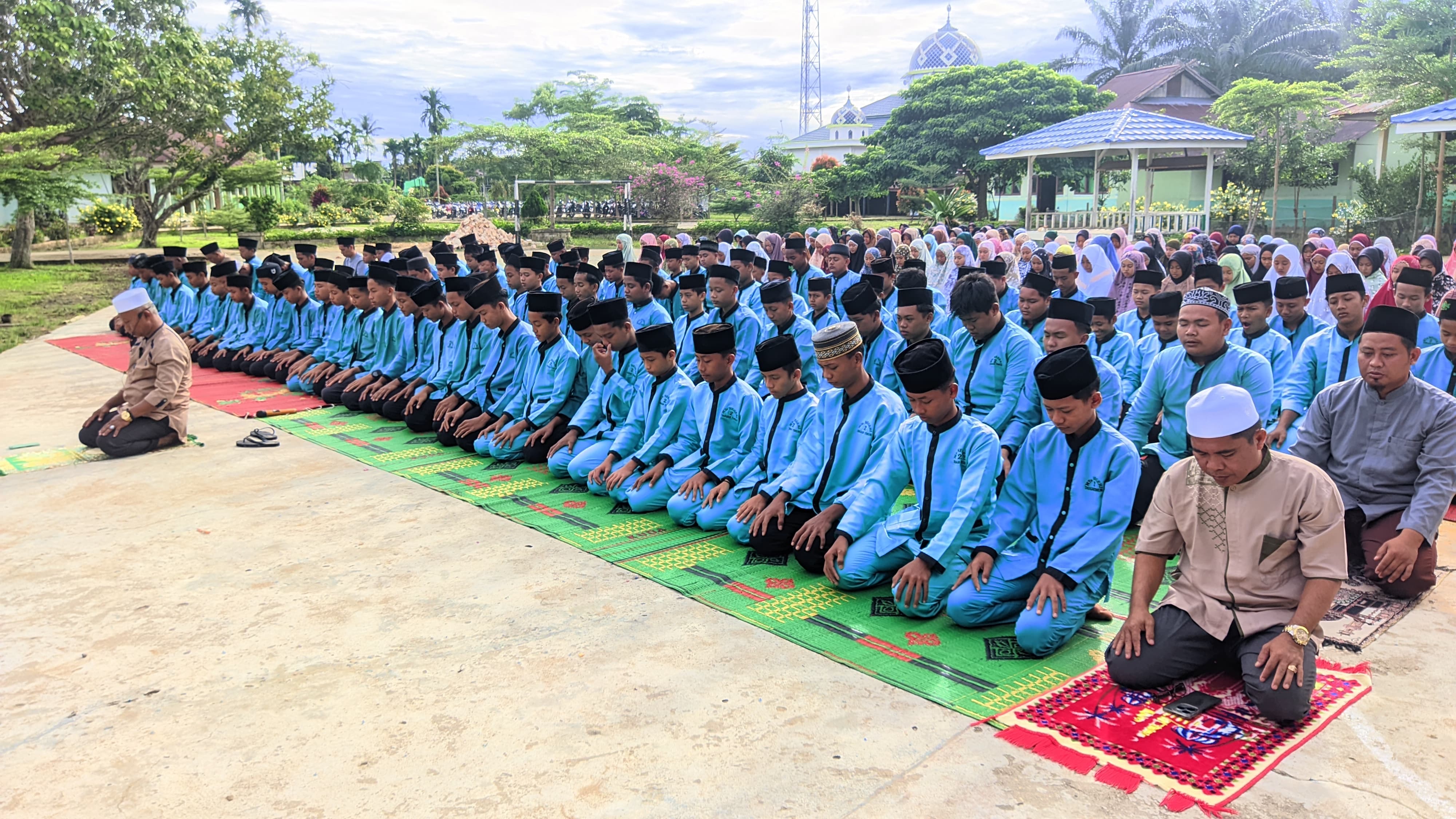Langit Cerah, Hati Tenang: Sholat Dhuha dan Yasinan Warnai Pagi di Lapangan MTsN 2 Tanjung Jabung Timur Langit Cerah, Hati Tenang: Sholat Dhuha dan Yasinan Warnai Pagi di Lapangan MTsN 2 Tanjung Jabung Timur