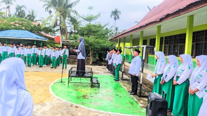 Hujan Deras Malam Hari, Apel Pagi MTsN 2 Tetap Jalan Teratur