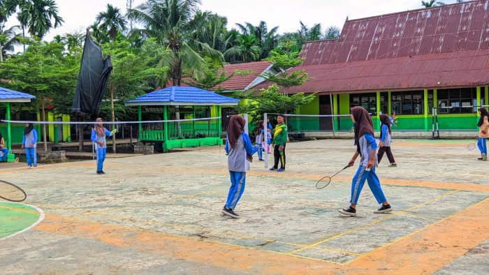 Raket Diayun, Prestasi Dikejar! Ekskul Badminton Jadi Wadah Atlet Muda Madrasah