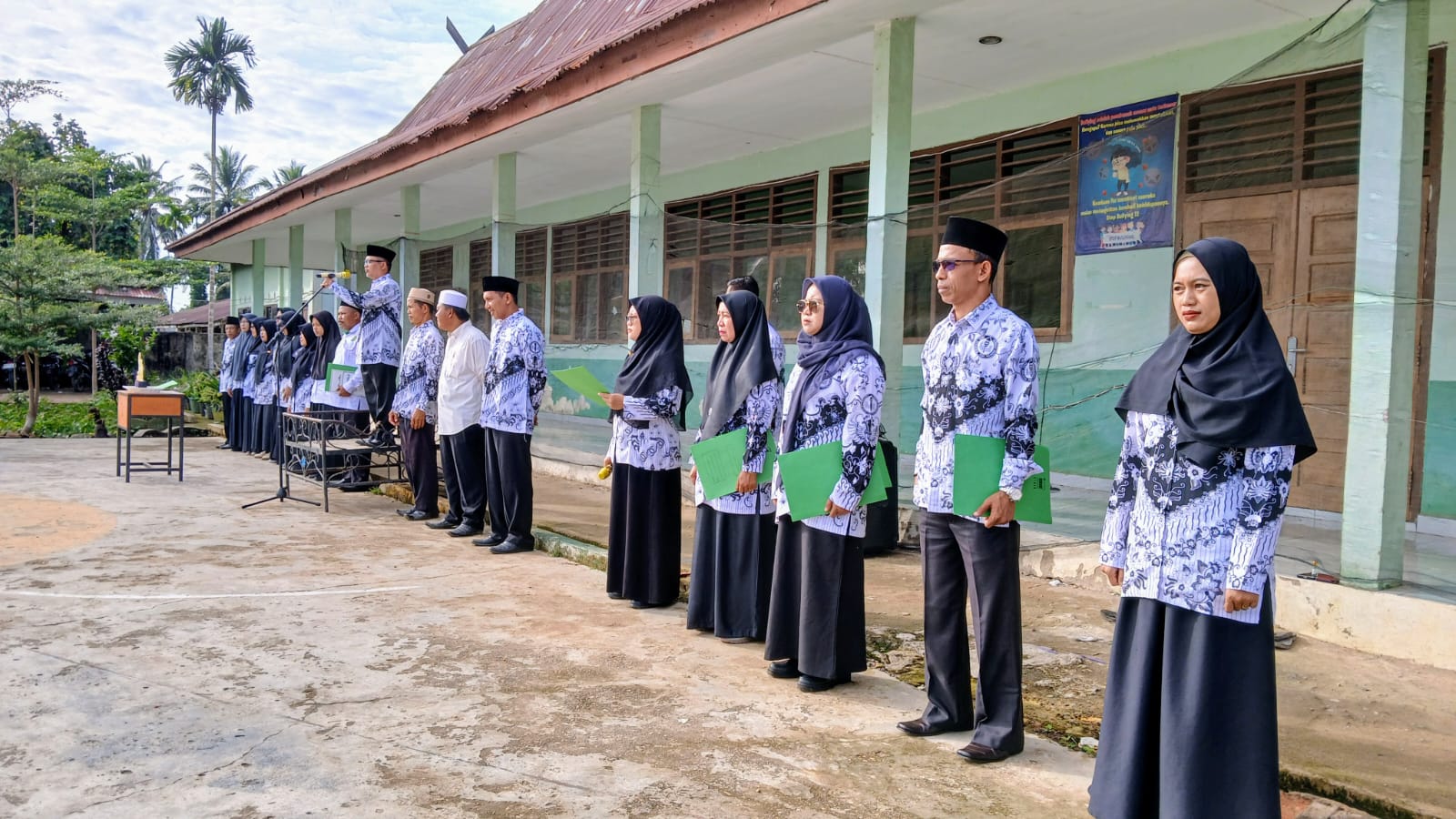 Khidmat dan Penuh Makna: MTsN 2 Tanjung Jabung Timur Peringati Hari Guru 2024