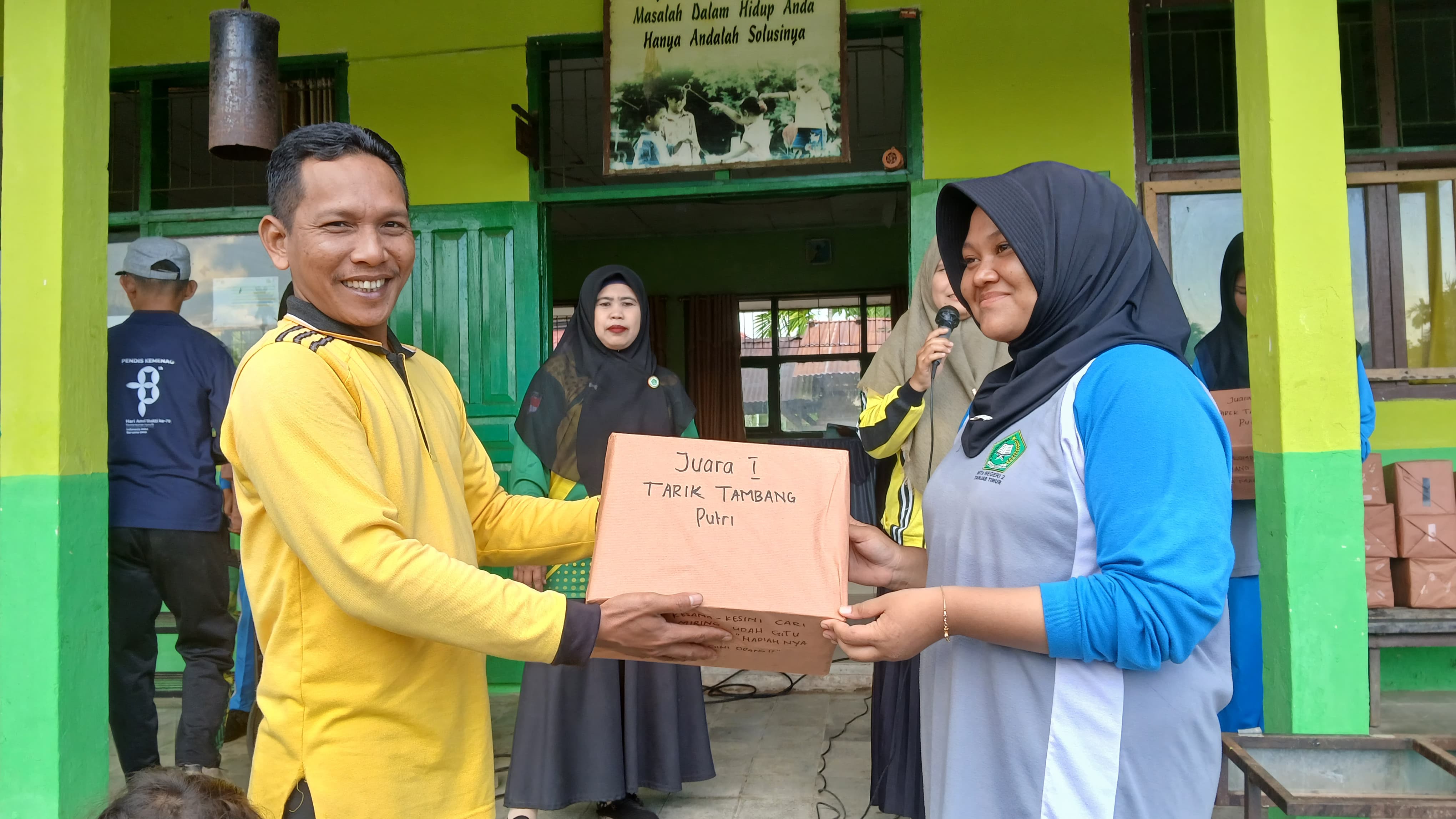Pembagian Hadiah Meriahkan Penutupan Perlombaan HUT RI ke-80 di MTsN 2 Tanjung Jabung Timur