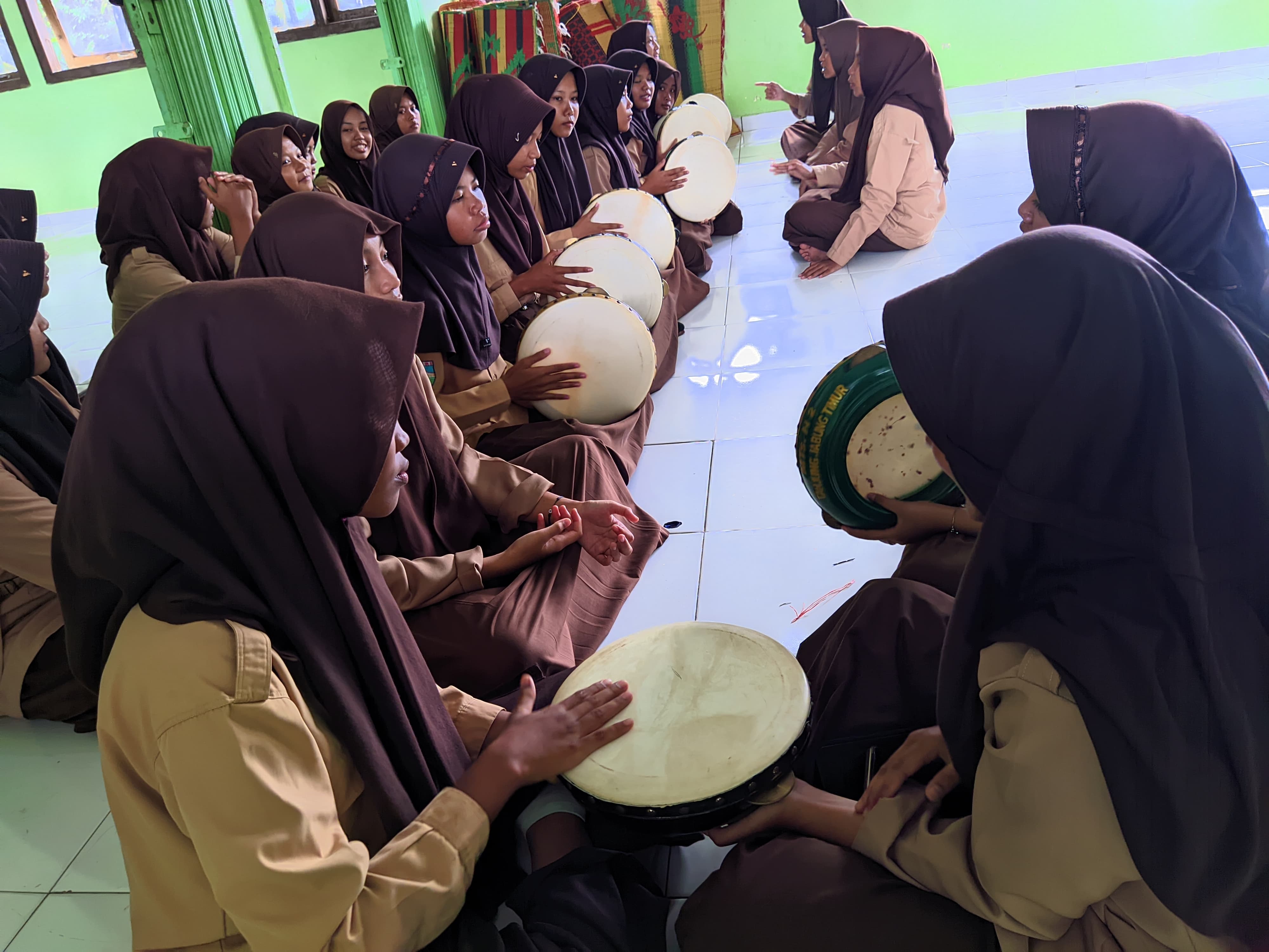 Membangun Generasi Cinta Sholawat: Pembinaan Seni Hadroh di MTsN 2 Tanjung Jabung Timur Membangun Generasi Cinta Sholawat: Pembinaan Seni Hadroh di MTsN 2 Tanjung Jabung Timur