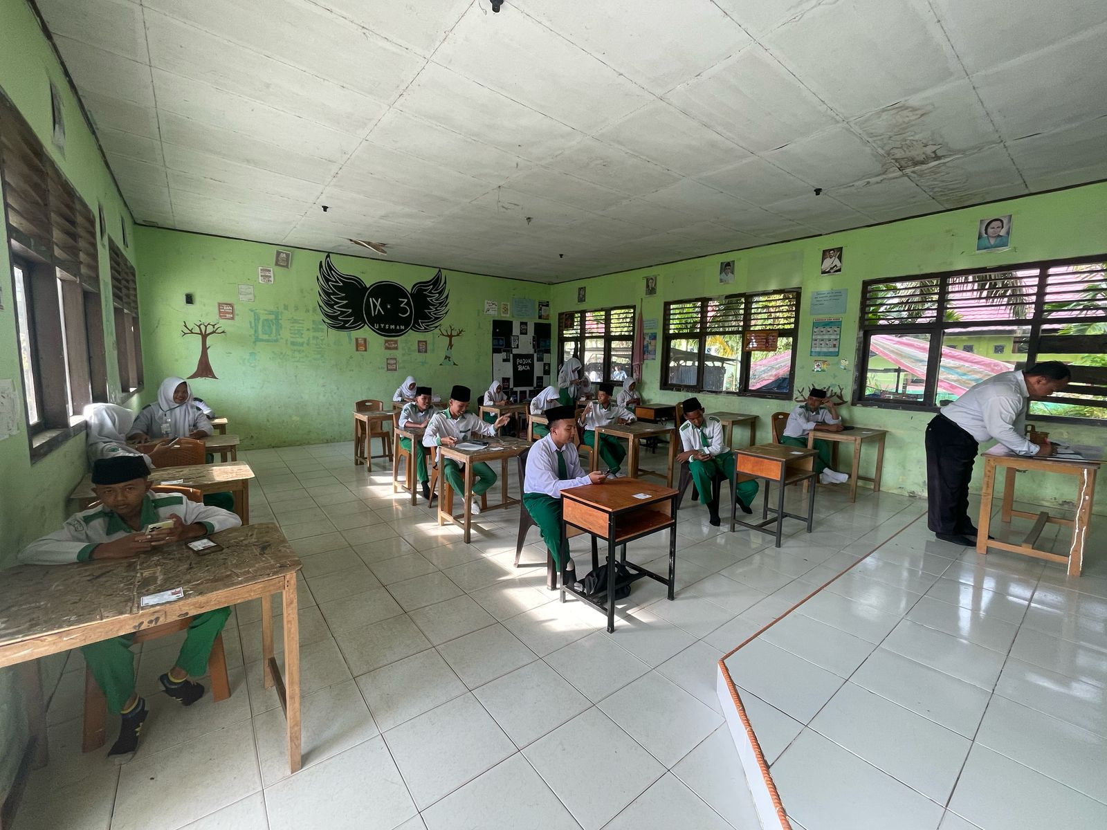 Hari Pertama Ujian Madrasah Kelas 9 MTsN 2 Tanjung Jabung Timur Berjalan Lancar