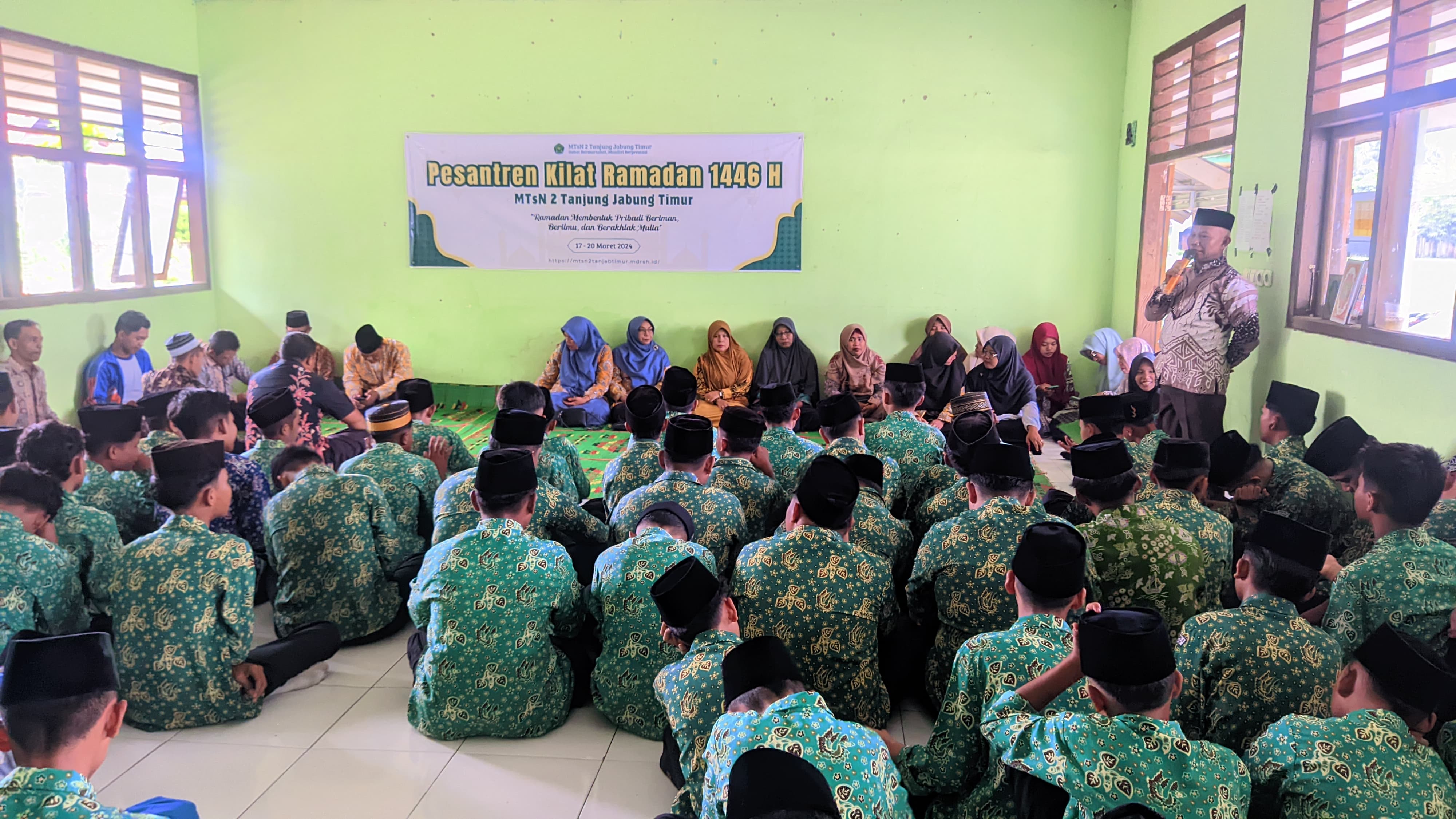 Halal Bihalal Warnai Hari Pertama Masuk Sekolah di MTsN 2 Tanjung Jabung Timur Halal Bihalal Warnai Hari Pertama Masuk Sekolah di MTsN 2 Tanjung Jabung Timur