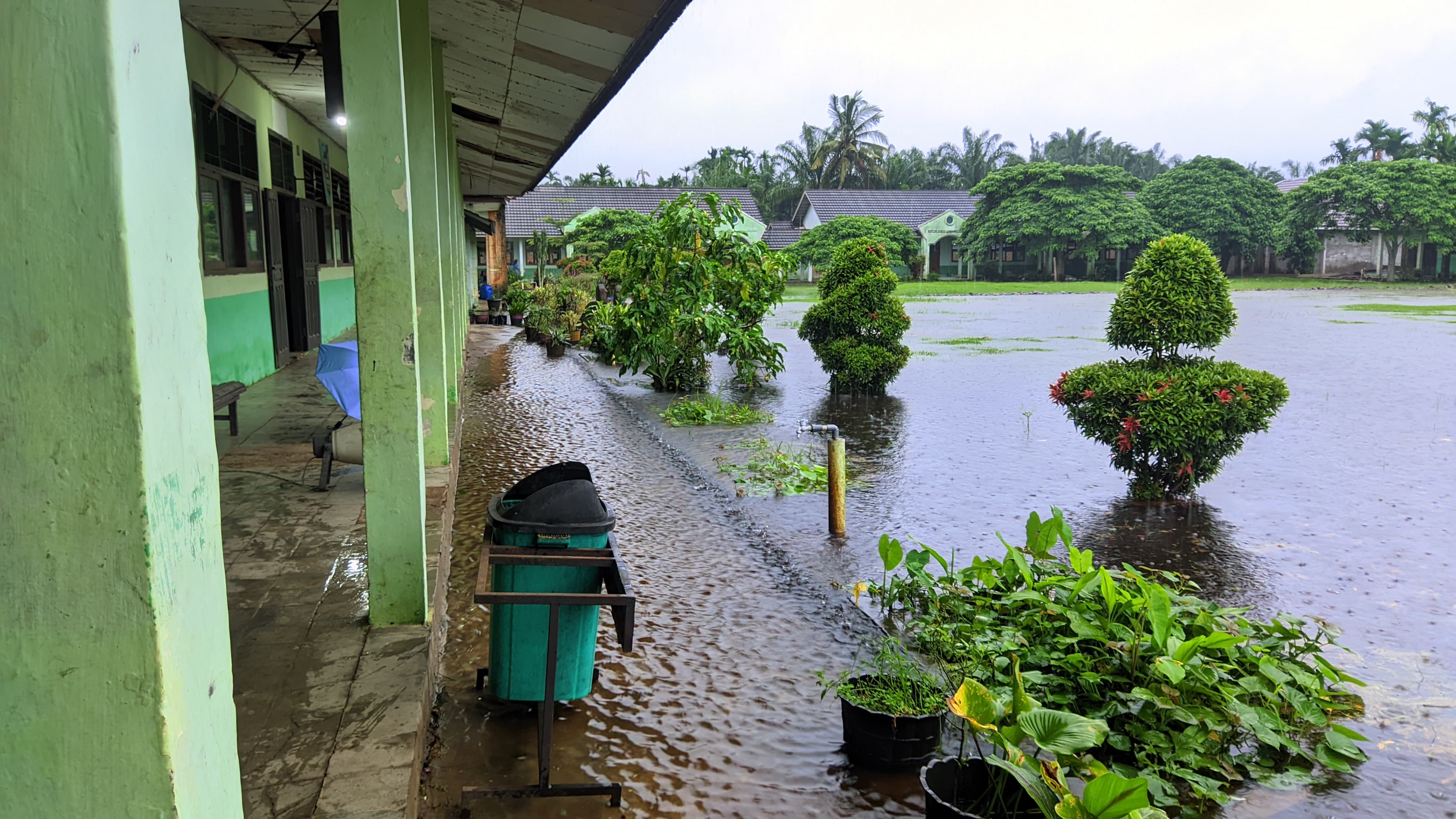 Hujan Deras Rendam Lapangan MTsN 2 Tanjung Jabung Timur, Semangat Siswa Tetap Membara