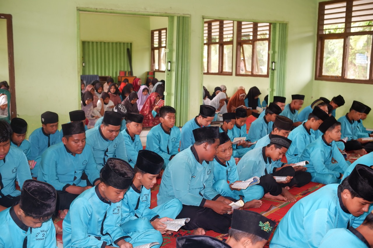 MTsN 2 Tanjung Jabung Timur Laksanakan Sholat Dhuha Berjamaah dan Pembacaan Yasin-Tahlil