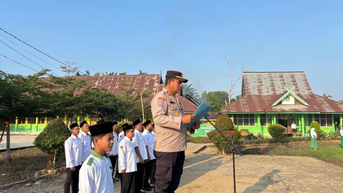 Kapolsek Jadi Pembina Upacara di MTsN 2 Tanjab Timur, Tekankan Disiplin Berlalu Lintas dan Bijak Bermedia Sosial Kapolsek Jadi Pembina Upacara di MTsN 2 Tanjab Timur, Tekankan Disiplin Berlalu Lintas dan Bijak Bermedia Sosial