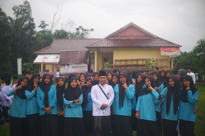 Semangat Santri Menggema! Majelis Guru dan Siswa MTsN 2 Tanjabtim Ikuti Upacara Hari Santri Nasional di Rantau Rasau Semangat Santri Menggema! Majelis Guru dan Siswa MTsN 2 Tanjabtim Ikuti Upacara Hari Santri Nasional di Rantau Rasau