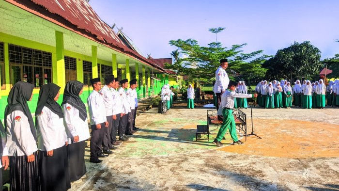 Apel Pagi MTsN 2 Tanjung Jabung Timur Tetap Khidmat di Tengah Kondisi Lapangan yang Kurang Mendukung