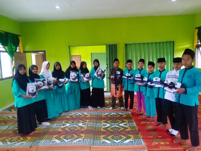 Dukung Pendidikan, Pemkab Tanjab Timur Bagikan Seragam Gratis bagi Siswa Kelas 7 MTsN 2 Tanjab Timur Dukung Pendidikan, Pemkab Tanjab Timur Bagikan Seragam Gratis bagi Siswa Kelas 7 MTsN 2 Tanjab Timur