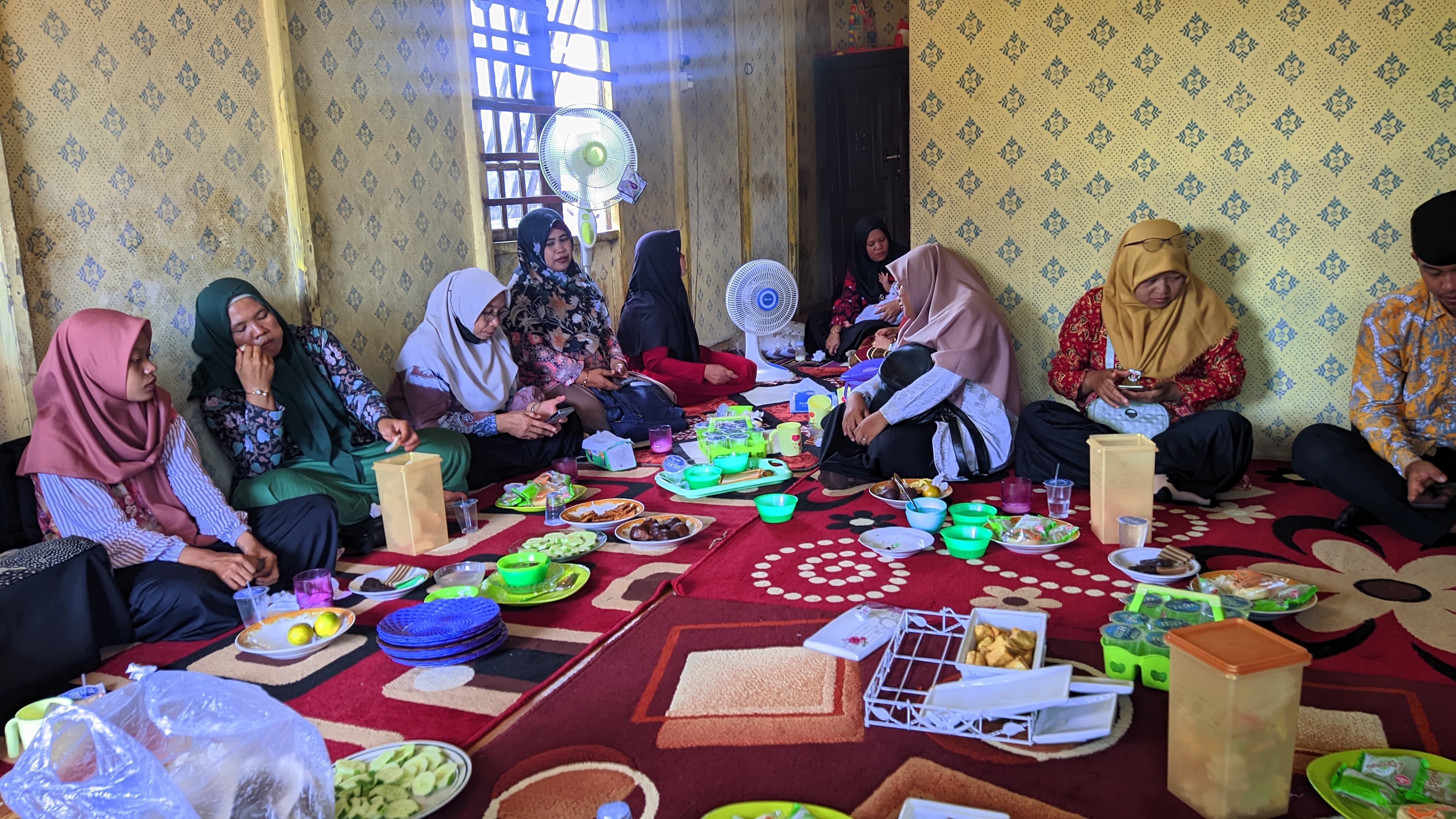 Berbagi Bahagia, Warga Madrasah Kunjungi Bu Kiki yang Dikaruniai Buah Hati Berbagi Bahagia, Warga Madrasah Kunjungi Bu Kiki yang Dikaruniai Buah Hati