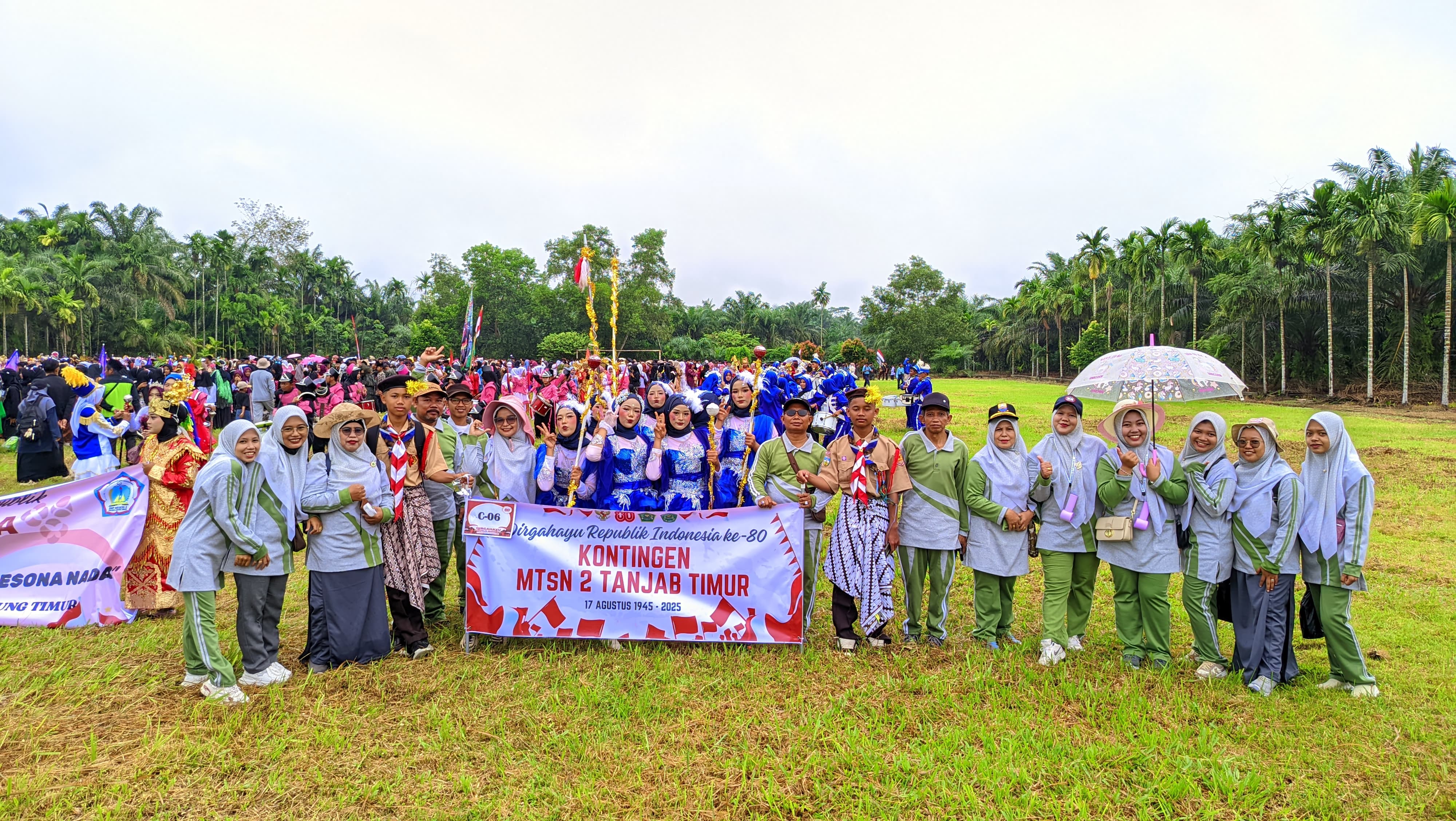 Kontingen MTsN 2 Tanjung Jabung Timur Meriahkan Pawai Pembangunan HUT RI ke-80 di Kecamatan Rantau Rasau