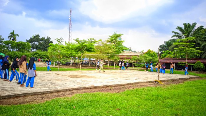 Bola Voli Mengudara, Semangat Siswa Membara: Ekstrakurikuler Seru di MTsN 2 Tanjung Jabung Timur
