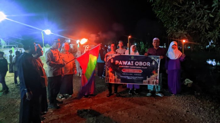 Sinergi Polri dan Madrasah: Kapolsek Rantau Rasau Pimpin Jalannya Pawai Obor Gebyar Muharram KKM Madu Jaya