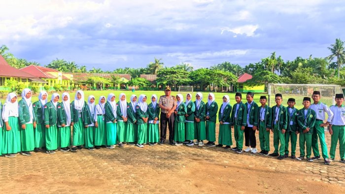 Dari Lapangan Upacara, Kapolsek Rantau Rasau Tegaskan: Tertib Lalu Lintas, Bijak Bermedsos, dan Fokus Belajar!