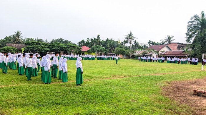 Meneladani Nilai Adab, MTsN 2 Tanjung Jabung Timur Gelar Upacara Bendera