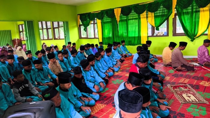 Hujan Tak Surutkan Iman, Siswa MTsN 2 Tanjab Timur Tetap Istiqamah di Jumat Pagi
