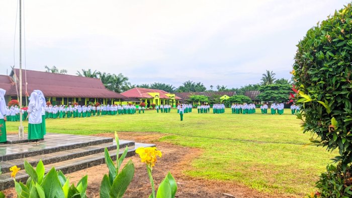 Tegas! Kepala Madrasah Ingatkan Siswa: Disiplin dan Peduli Lingkungan Bukan Sekadar Slogan Tegas! Kepala Madrasah Ingatkan Siswa: Disiplin dan Peduli Lingkungan Bukan Sekadar Slogan