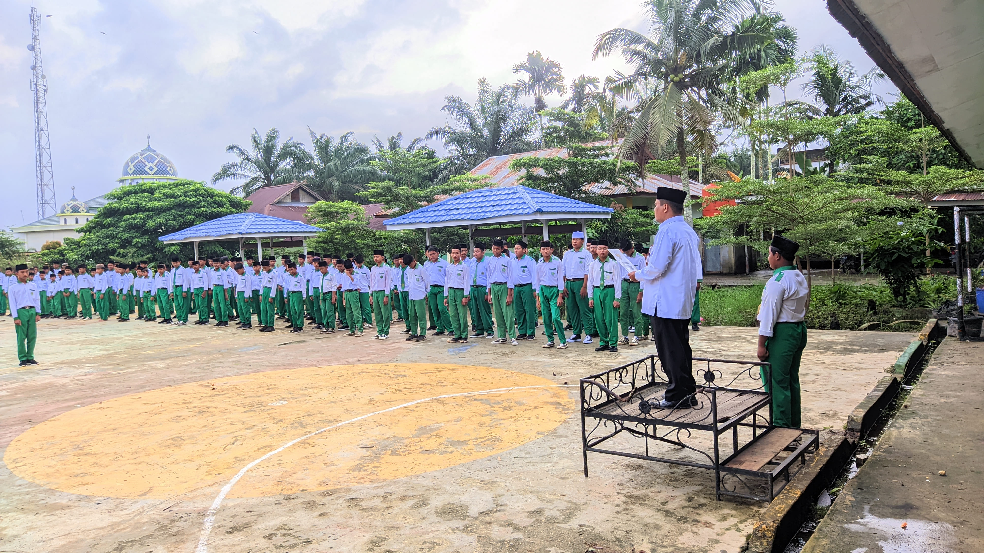 Apel Pagi Pengganti Upacara Bendera, Kepala Madrasah Ajak Siswa dan Guru Tingkatkan Sinergi Apel Pagi Pengganti Upacara Bendera, Kepala Madrasah Ajak Siswa dan Guru Tingkatkan Sinergi