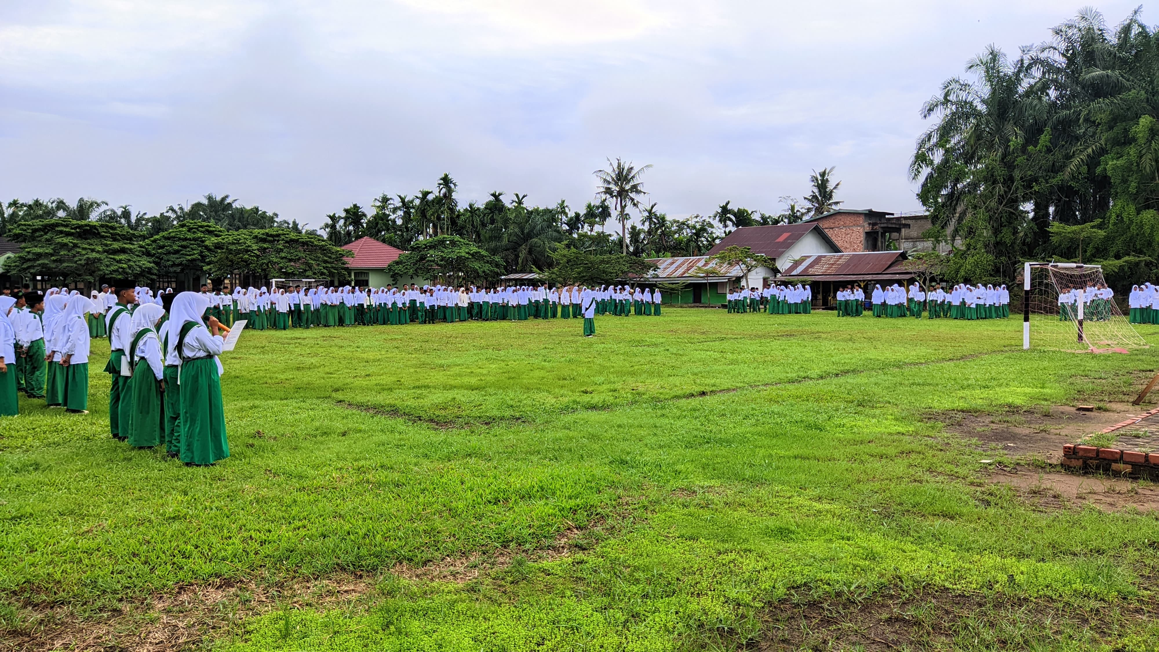 UPACARA BENDERA: KEPALA MADRASAH TEKANKAN PENTINGNYA DISIPLIN DAN KEBERSIHAN